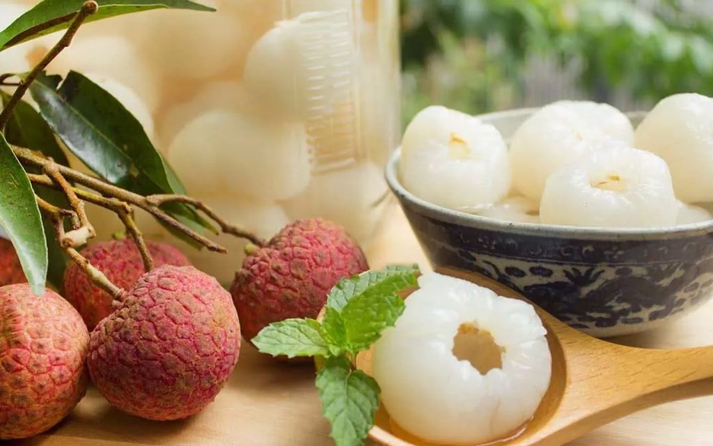 Cách ngâm rượu vải tại nhà 
