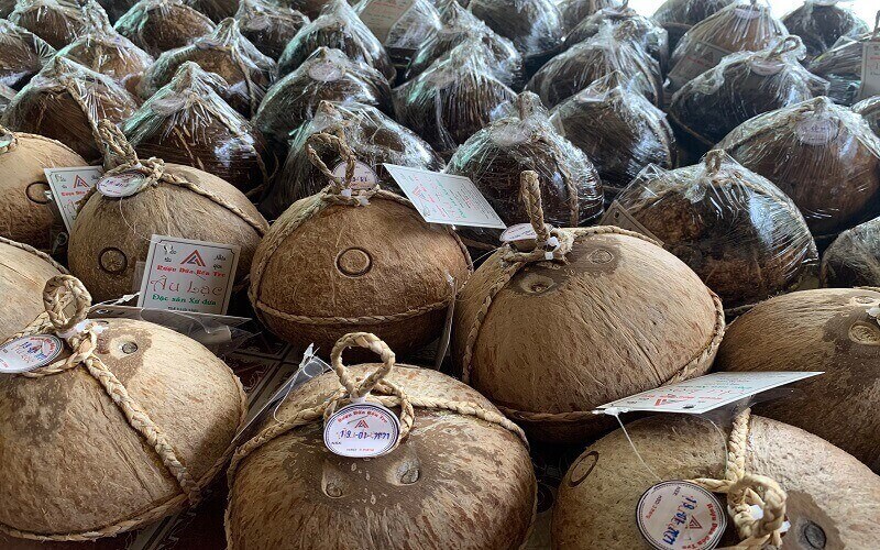 Quy trình làm rượu dừa được chia thành nhiều công đoạn 