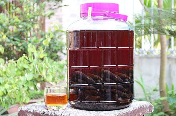 Rượu chuối hột có vị ngọt dịu tự nhiên tiết ra từ chuối hòa quyện cùng men rượu