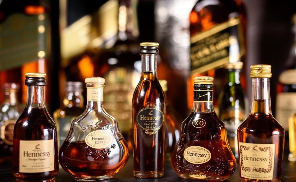 Mức giá rượu Cognac trải rộng tùy theo cấp độ, thương hiệu cùng độ hiếm.